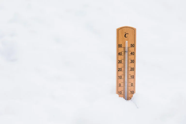 Jakie temperatury występują w maszynach paczkowych? Wpływ mrozu i upału na paczki w automatach