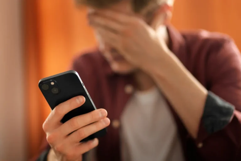 Oszustwo na kuriera – nie daj się nabrać na fałszywe wiadomości SMS!
