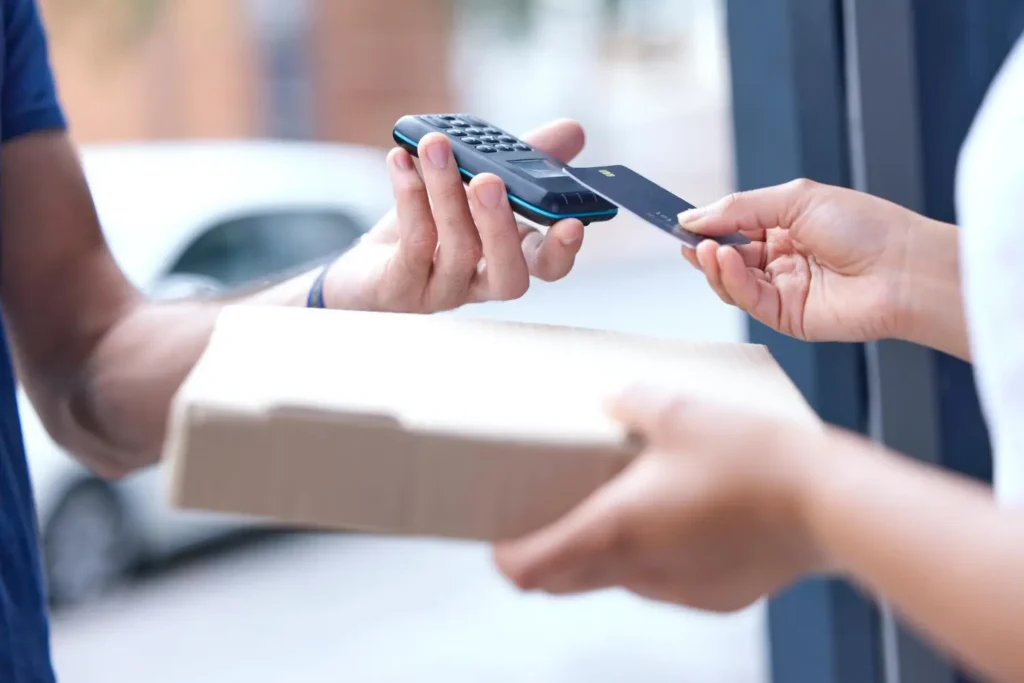 Czy Paczkomat InPost i inne automaty paczkowe oferują płatność kartą?