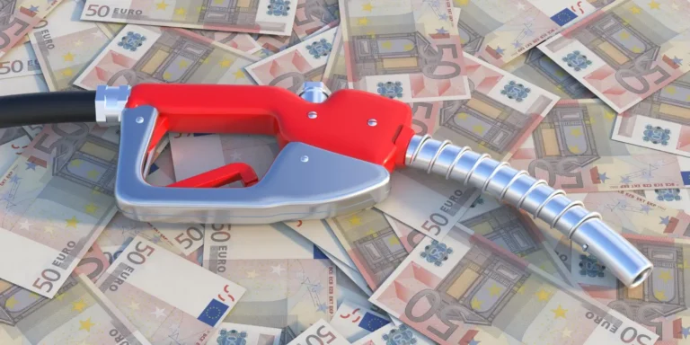 Czym jest opłata paliwowa? Ile wynosi i kto ją płaci?