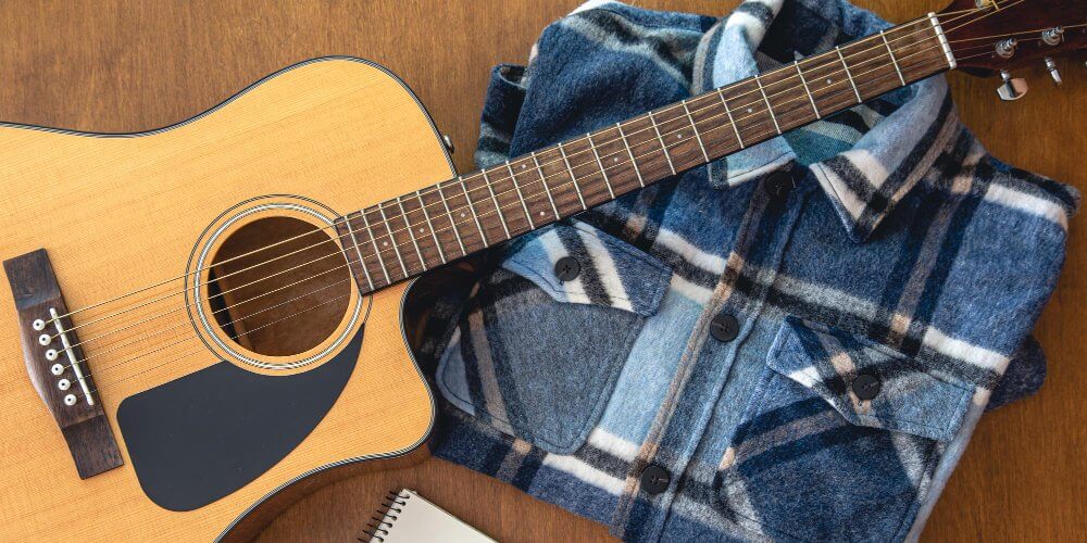 Gitara akustyczna z koszulą