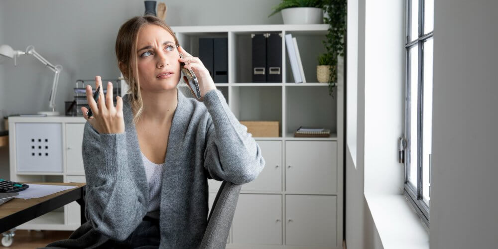 Kobieta dzwoniąca na infolinię kurierską