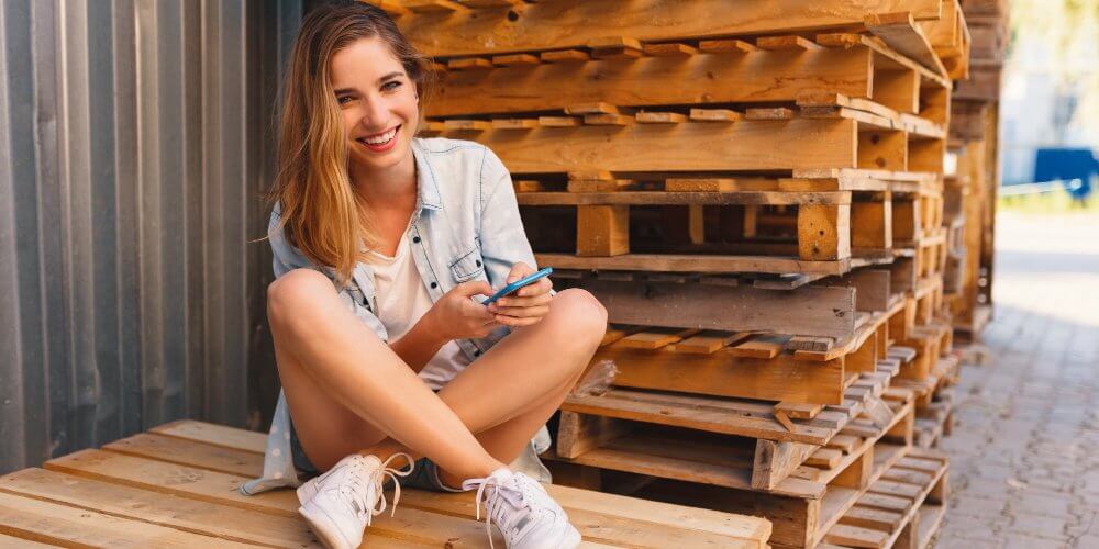 Kobieta siedząca na palecie