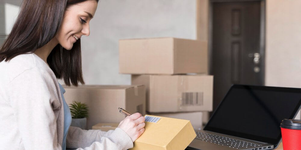 Kobieta nadająca mini przesyłkę Vinted