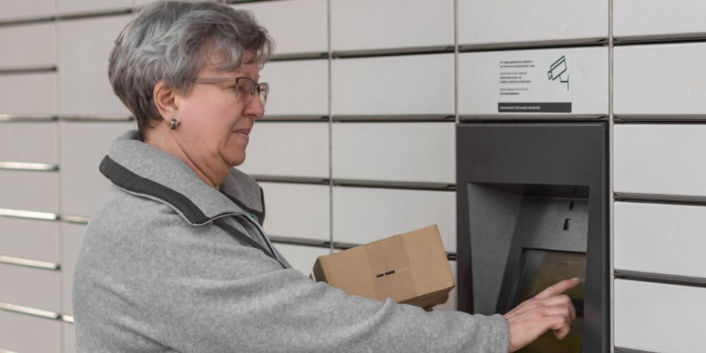 Kobieta nadająca przesyłkę w InPost Paczkomat