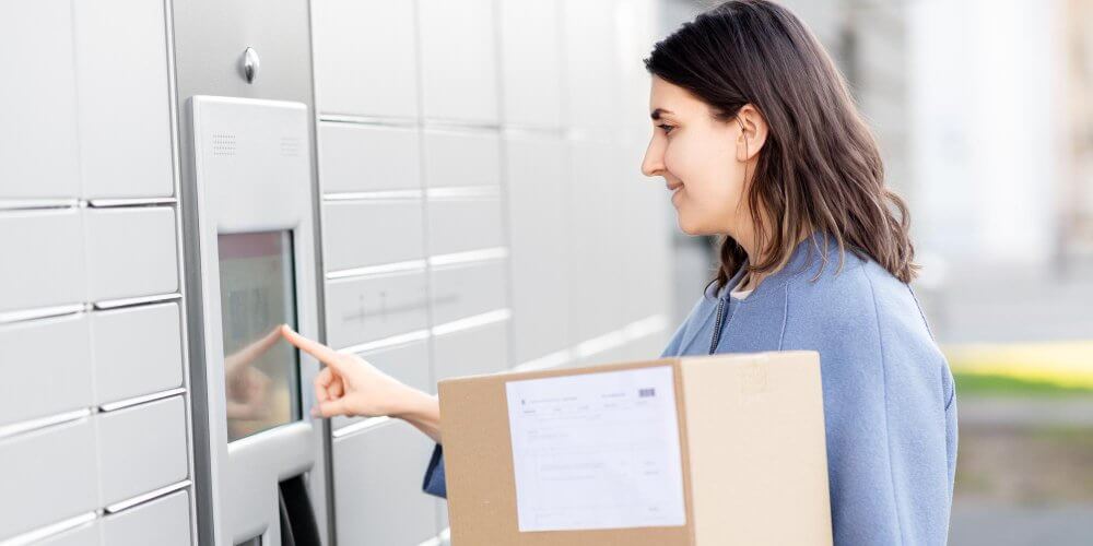 Kobieta nadająca przesyłkę do automatu paczkowego