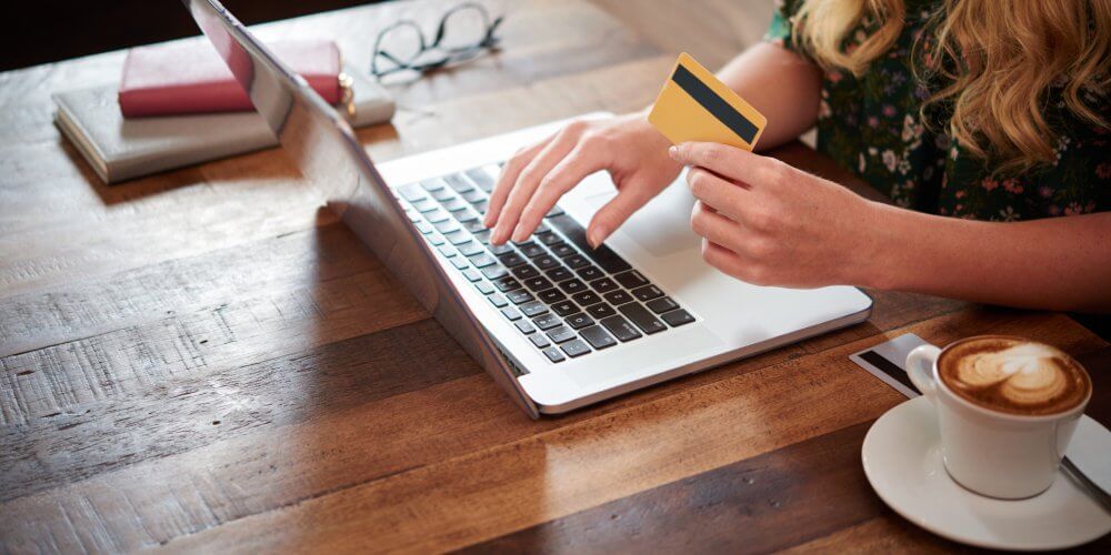 Kobieta płacąca kartą