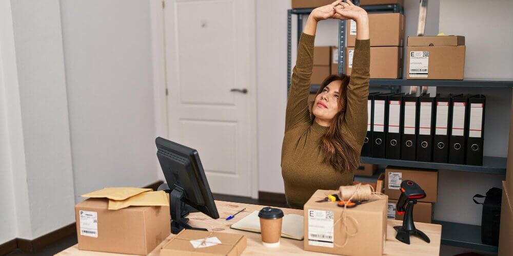 Kobieta pracująca w punkcie kurierskim