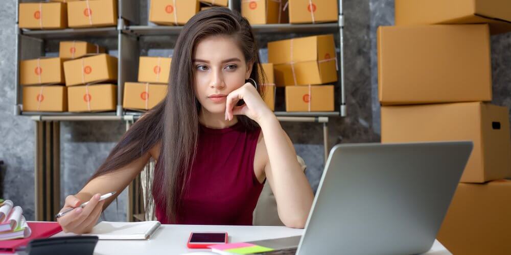 Kobieta pracująca w punkcie kurierskim
