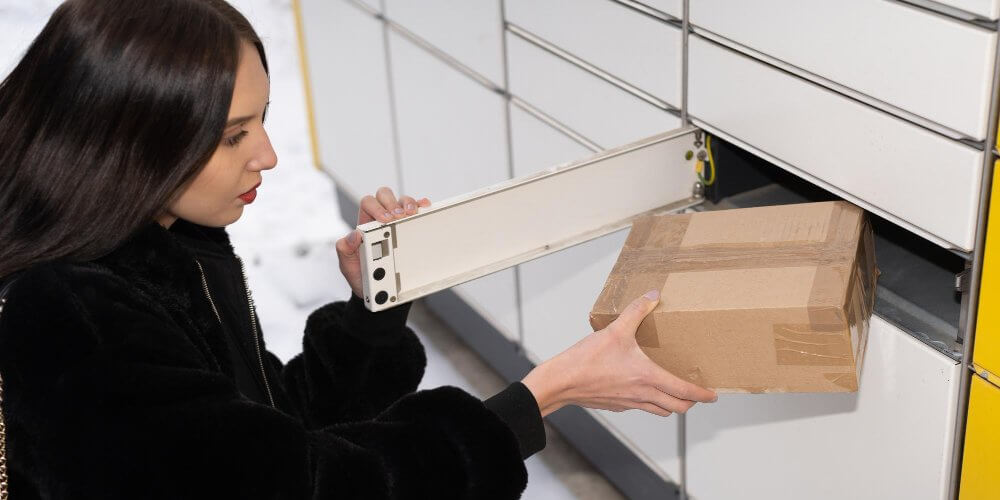 Kobieta wrzucająca paczkę bez etykiety do paczkomatu