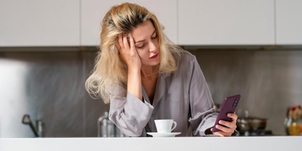 Kobieta wykonująca procedurę anulacji przesyłki