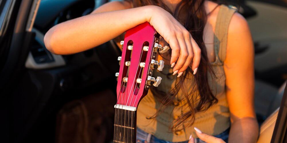 Kobieta z gitarą akustyczną
