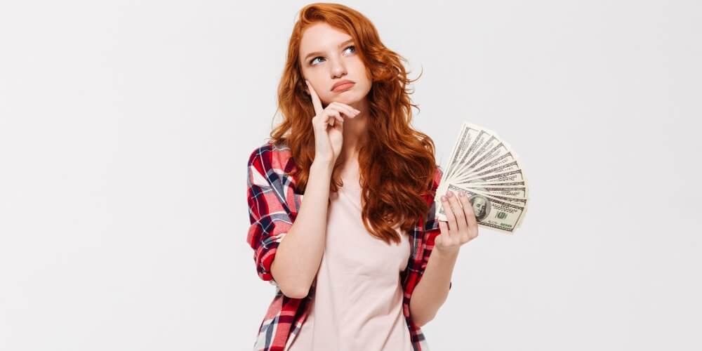 Kobieta z pieniędzmi w dłoni