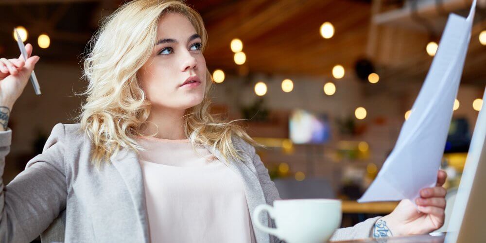 Kobieta zastanawiająca się nad ofertą franczyzy