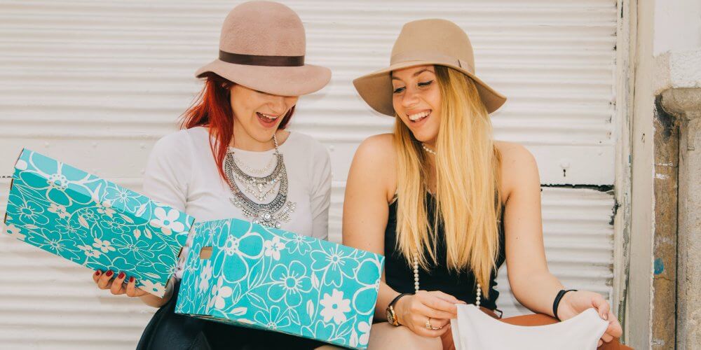 Kobiety otwierające paczkę z sukienką