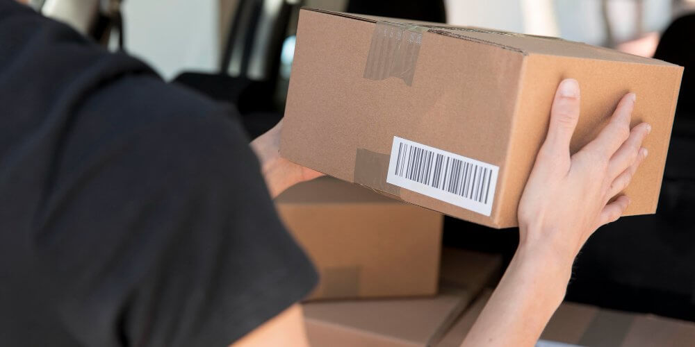 Kurier dostarczający szybką przesyłkę