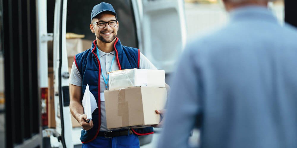 Kurier dostarczający paczkę