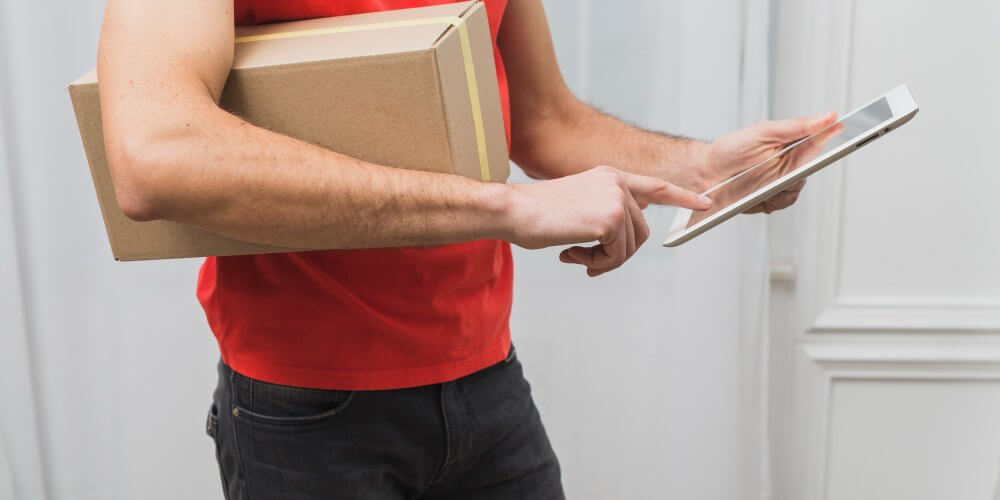 Kurier z przesyłką