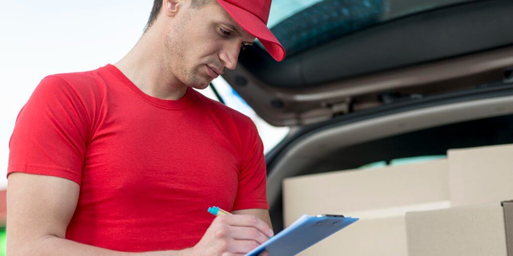 Kurier z przesyłkami w bagażniku