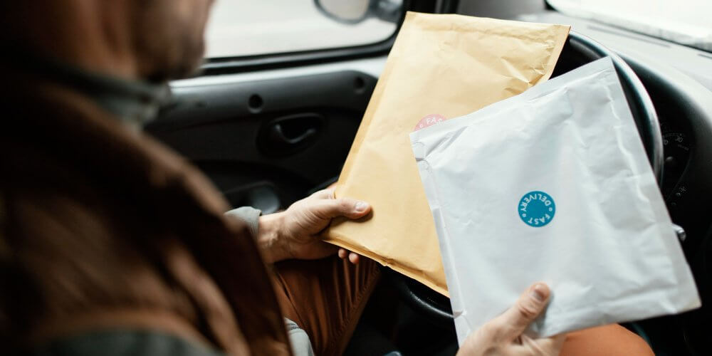 Kurier z przesyłkami w foliopakach