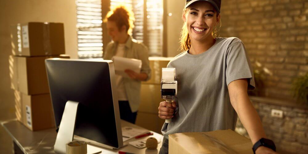 Pani kurier z przesyłkami w punkcie kurierskim