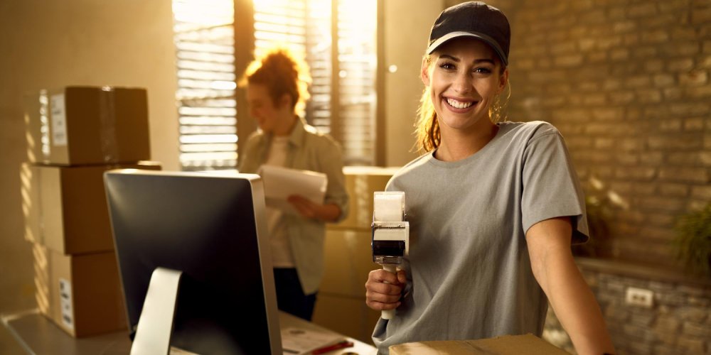 Kurierka w punkcie nadania przesyłek