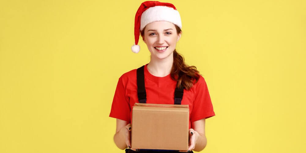 Kurierka z przesyłką świąteczną