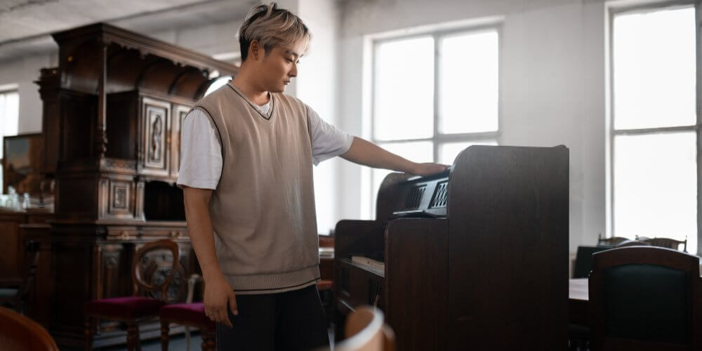 Mężczyzna z pianinem