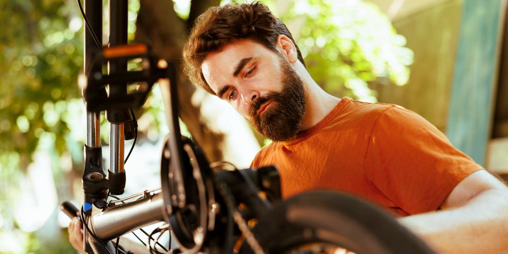 Mężczyzna sprawdzający rower przed pakowaniem