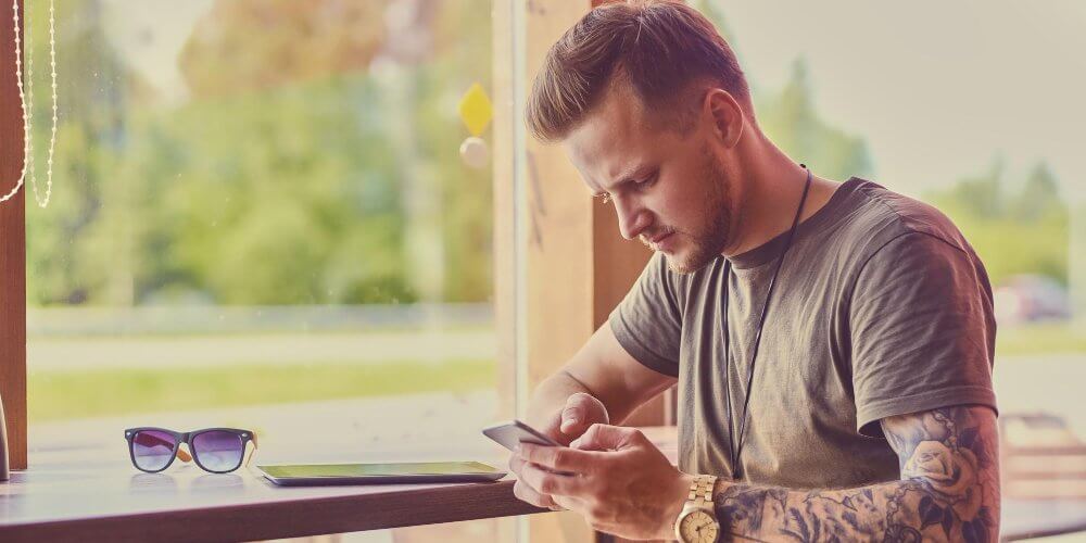 Mężczyzna sprawdzający status przesyłki