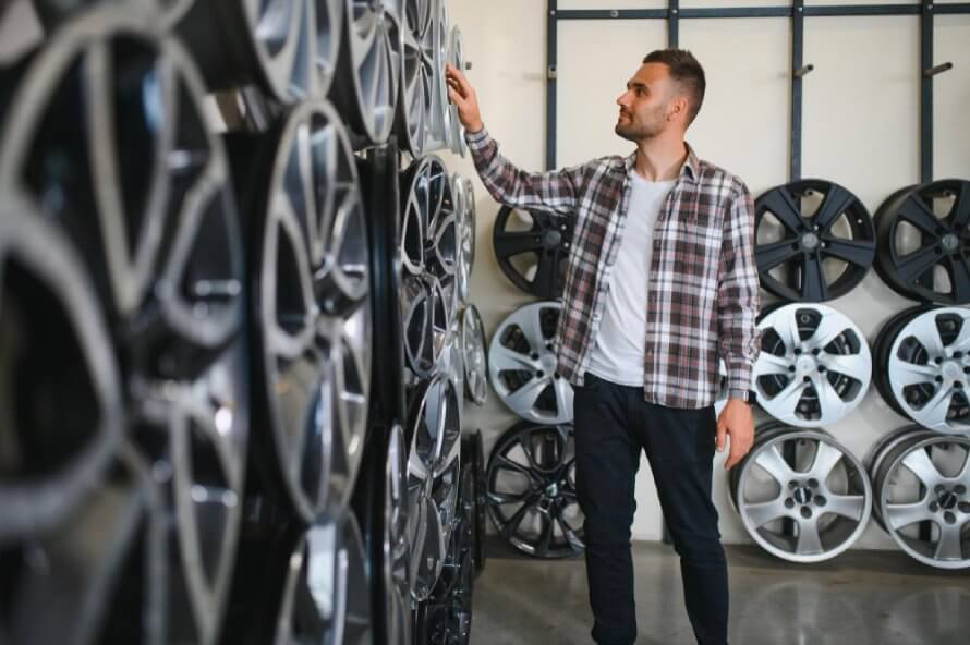 Mężczyzna wybierający felgę do swojego samochodu