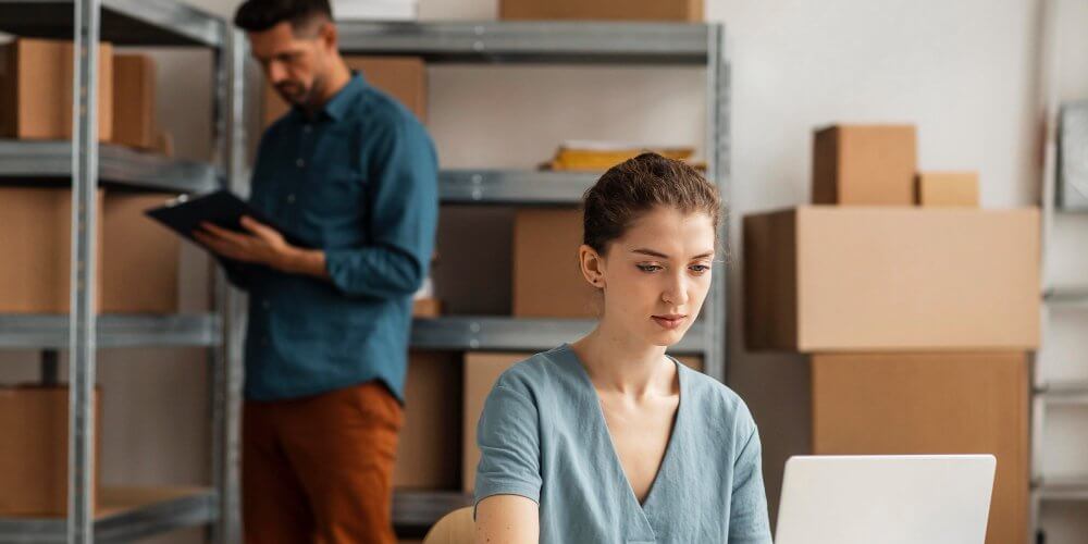 Młode małżeństwo pracujące w punkcie franczyzy kurierskiej