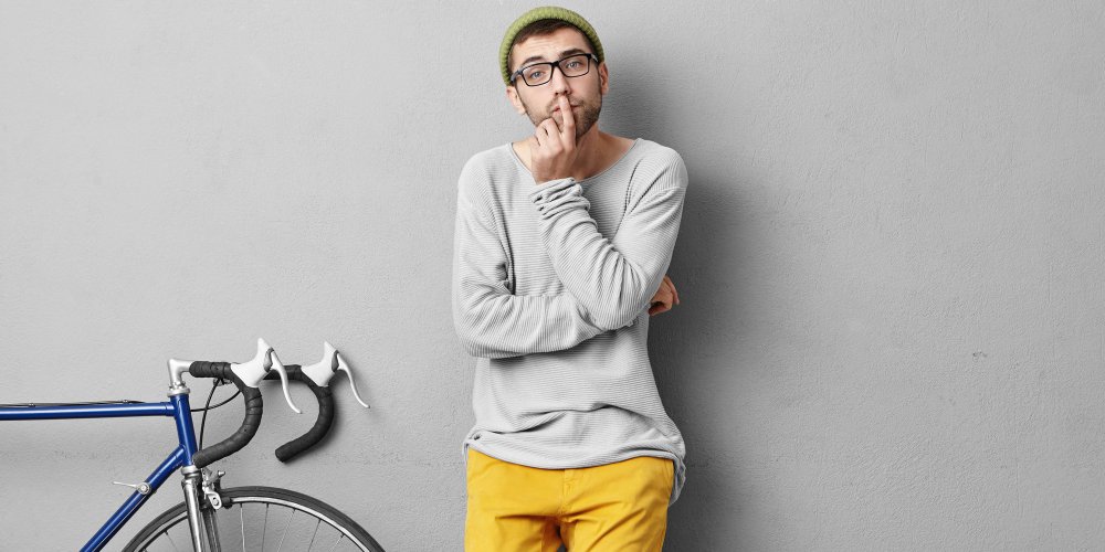 Mężczyzna myślący jak spakować rower do wysyłki kurierem