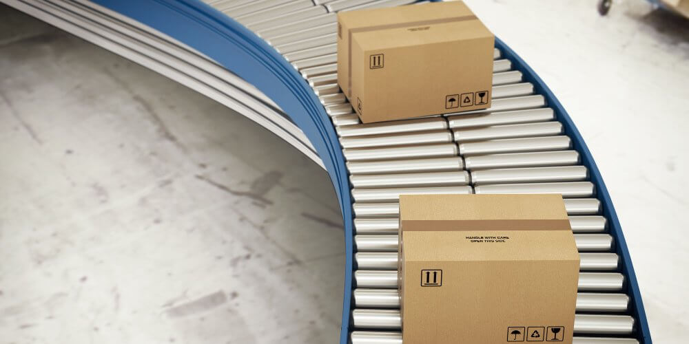 Paczki kurierskie na rolkach transportowych