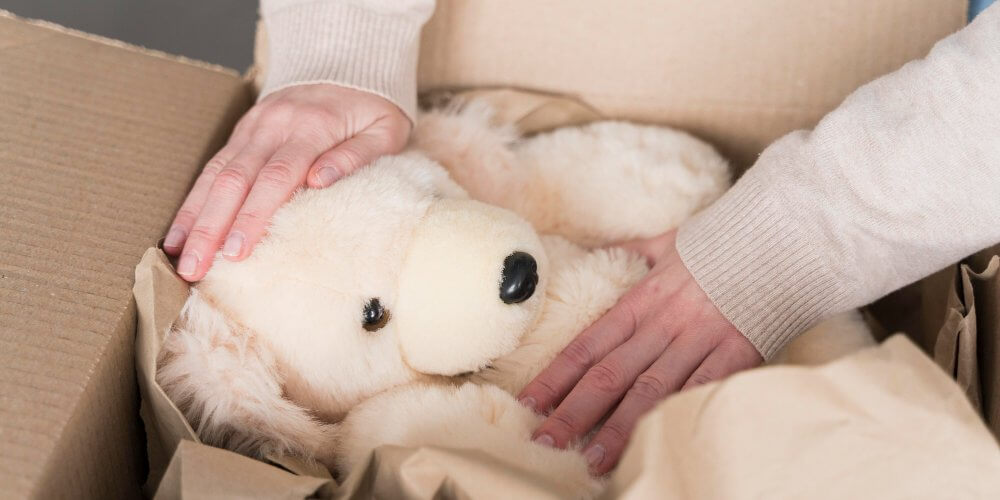 Pakowanie dużego misia do wysyłki