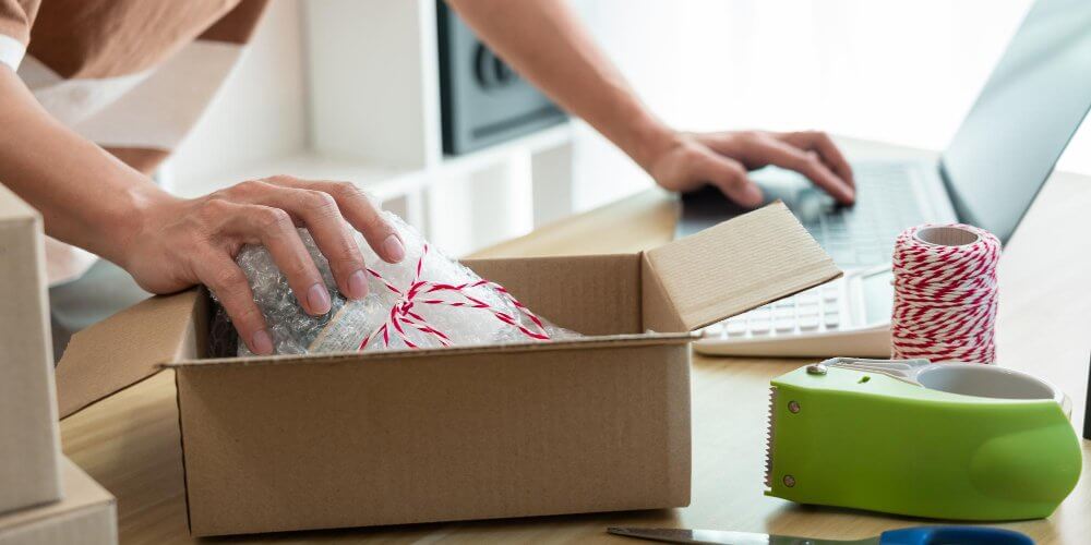 Pakowanie przedmiotu do przesyłki w folii bombelkowej