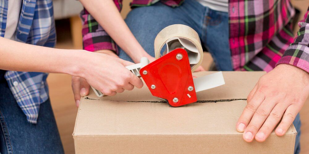 Pakowanie przesyłki kurierskiej z zabawkami