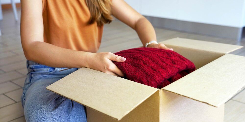 Pakowanie ubrań do przesyłki