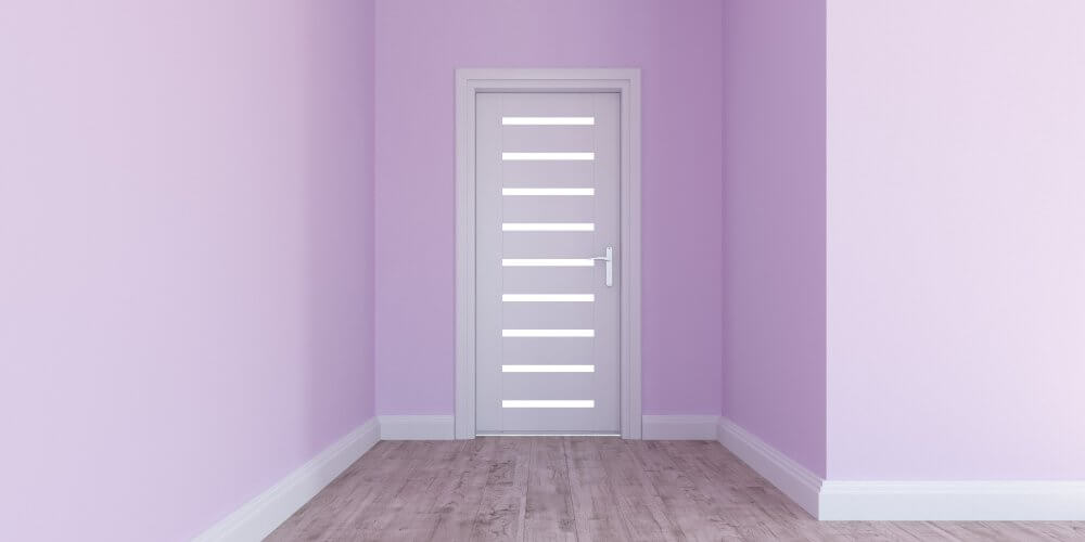Różowy pokój z drzwiami
