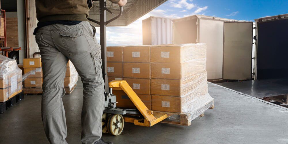 Pracownik z zapakowaną paletą