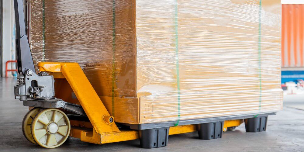 Zapakowana przesyłka paletowa na wózku