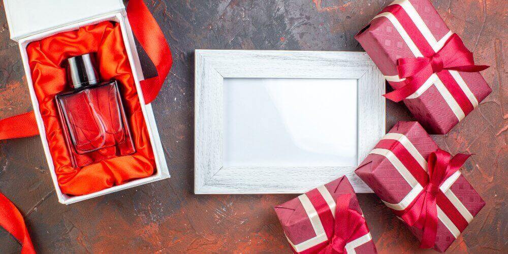 Zapakowane perfumy na prezent