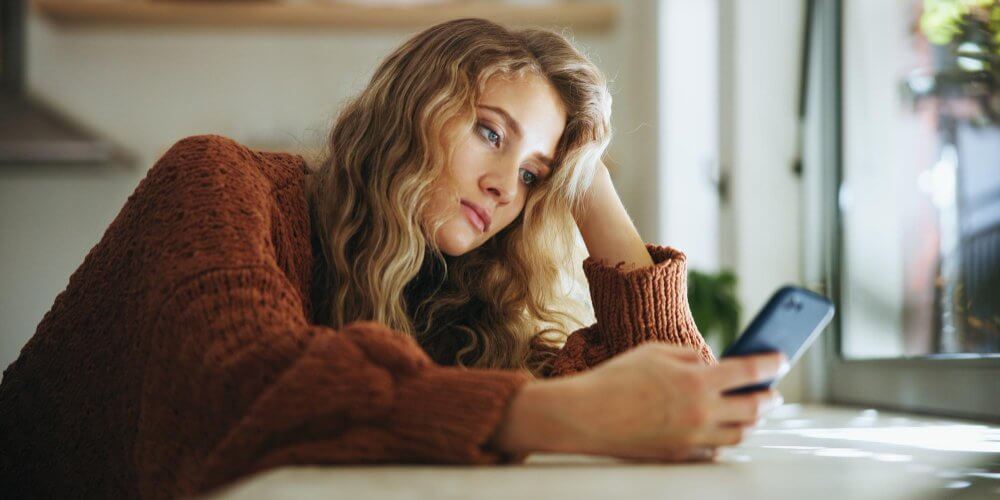 Zmartwiona kobieta sprawdzająca status przesyłki